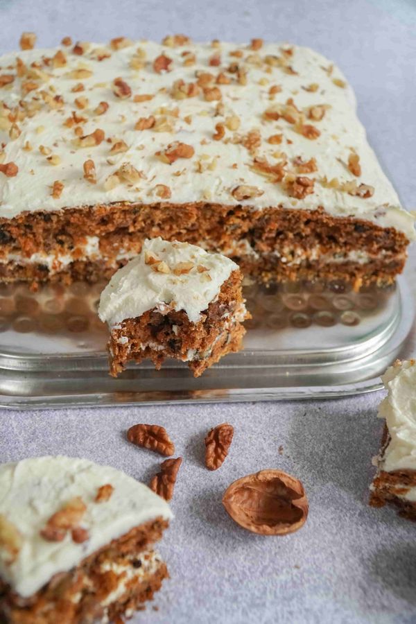 Bizcocho de zanahoria sin gluten con frosting de queso crema, ya emplatado