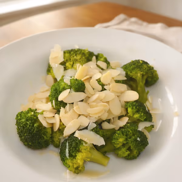 Brócoli como guarnición o plato principal, ya emplatado