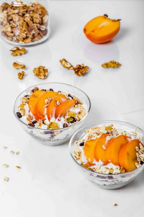Desayuno rico en proteínas con quark, frutos rojos y frutos secos, ya emplatado