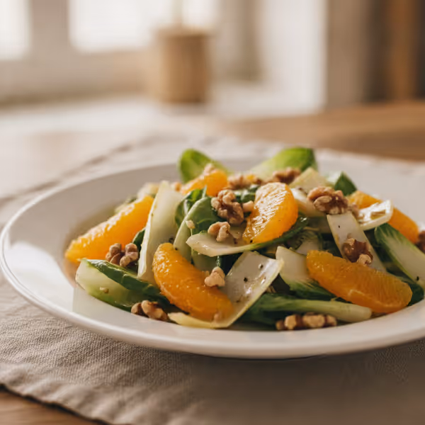 Ensalada de endibias con naranja y nueces, ya emplatado