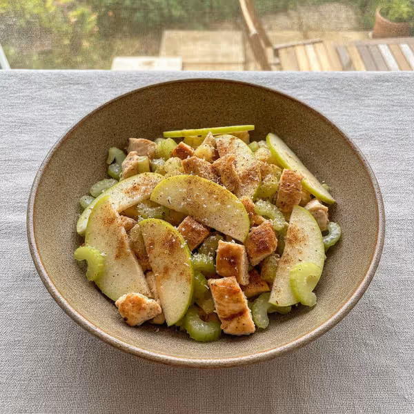 Ensalada de pollo oriental, ya emplatado