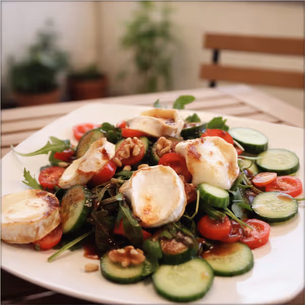 Ensalada de rúcula con nueces y queso de cabra, ya emplatado