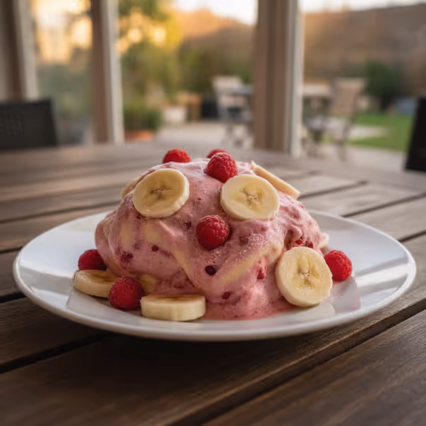 Helado cremoso de frambuesa y plátano casero, ya emplatado