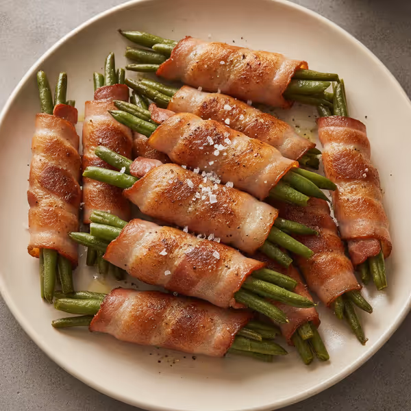 Judías verdes envueltas en bacon, ya emplatado