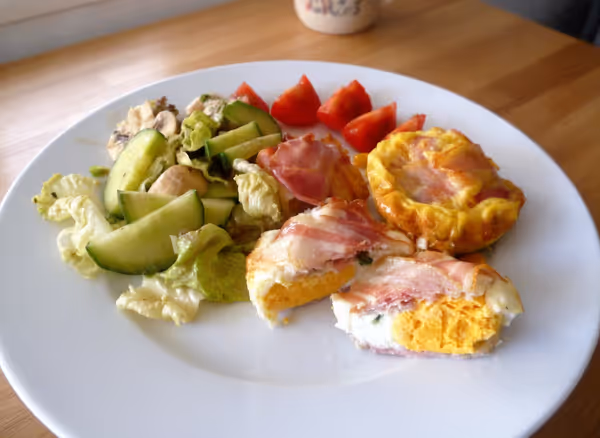 Muffins de huevo con bacon, ya emplatado