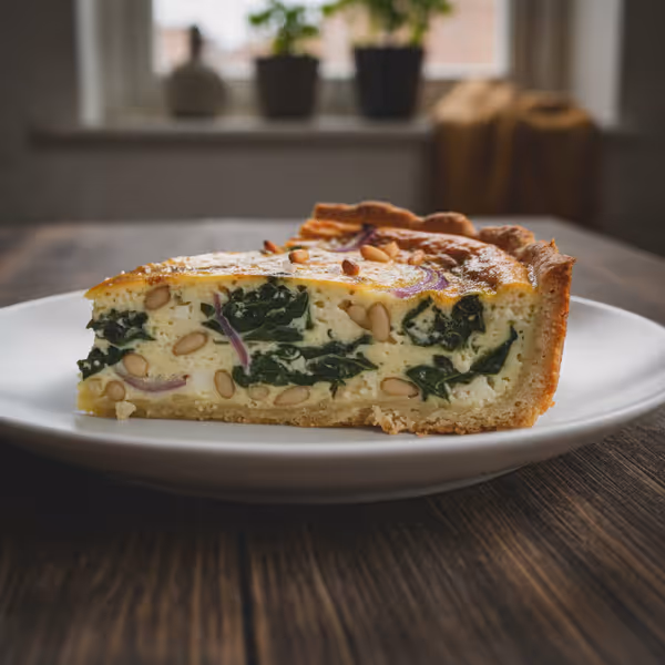 Quiche baja en carbohidratos con espinacas, feta y piñones, ya emplatado