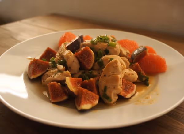 Salteado de pavo con higos y pomelo, ya emplatado